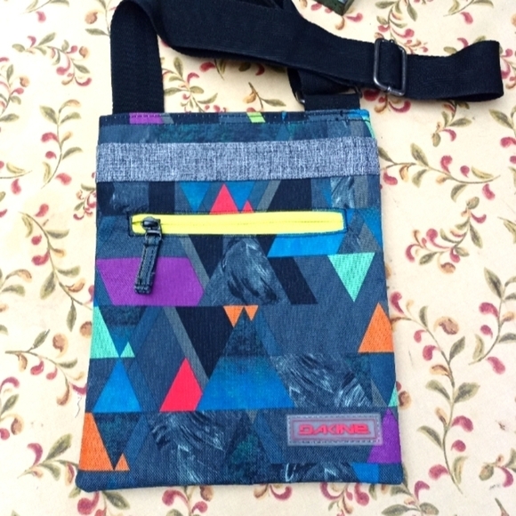 Dakine Handbags - NWOT Dakine Geometric Jive Crossbody Purse